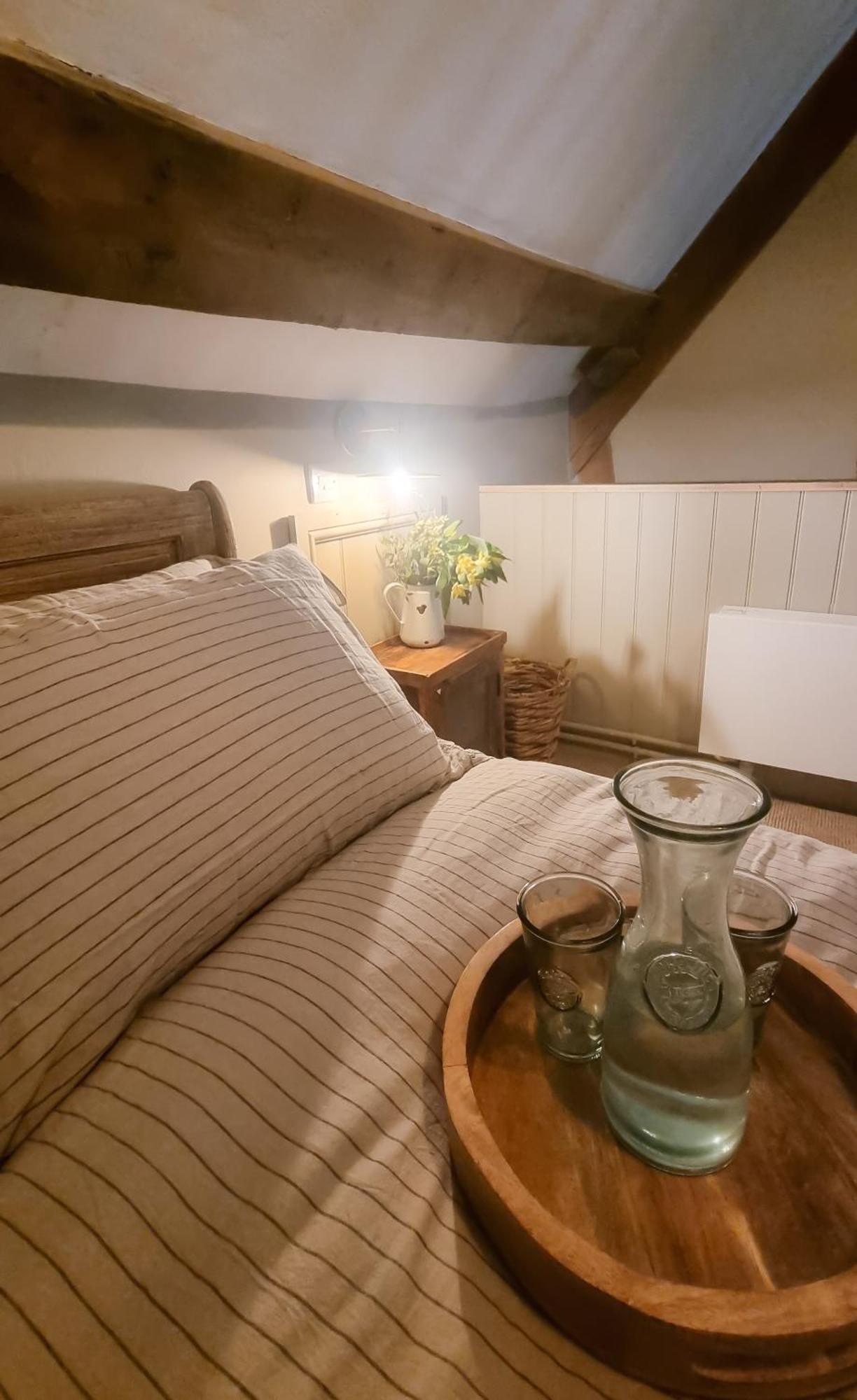 The Threshing Barn At Penrhos Court Vila Kington  Quarto foto